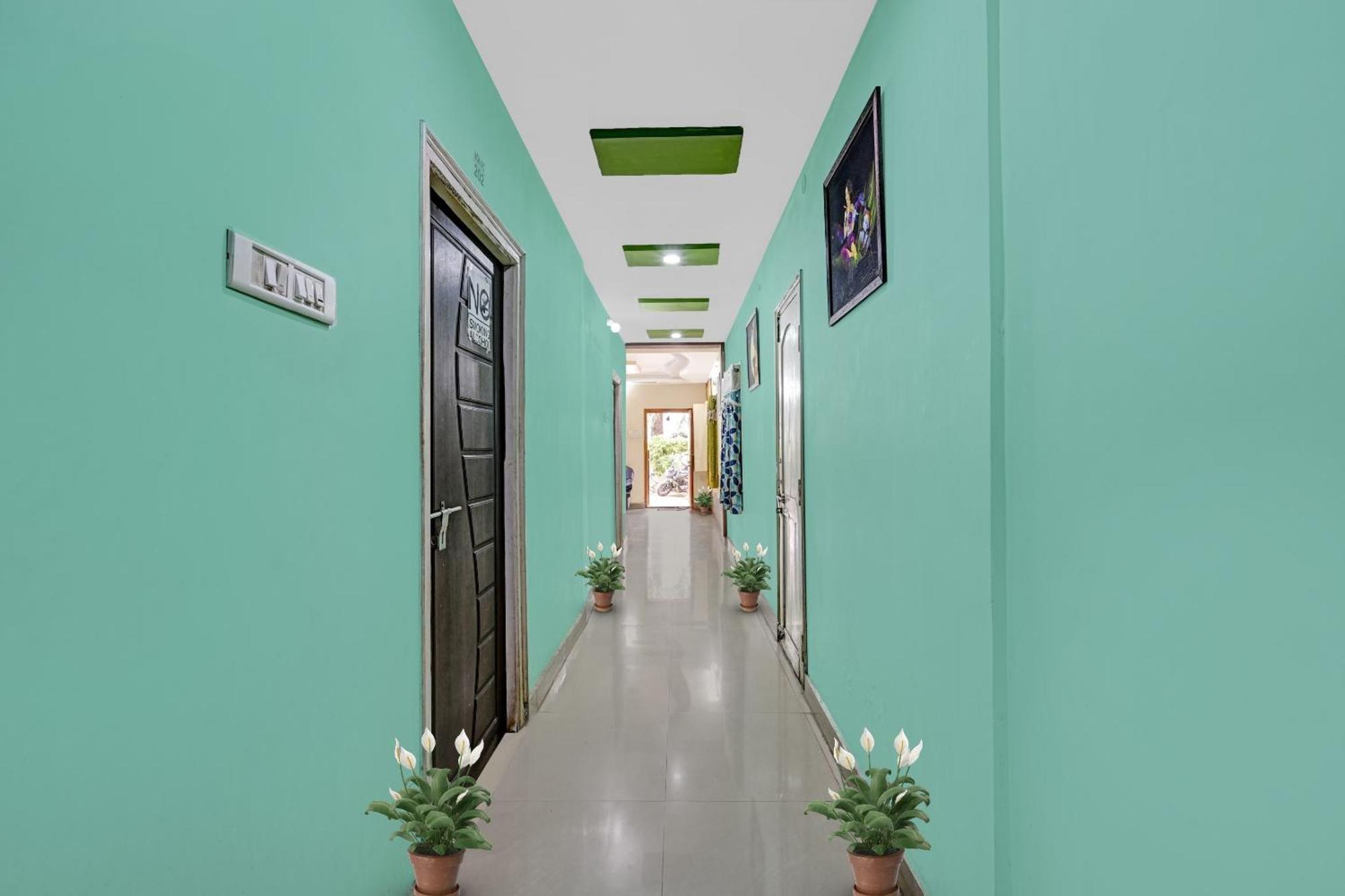 Spot On Sri Sai Teja Lodge Visakhapatnam Exterior foto
