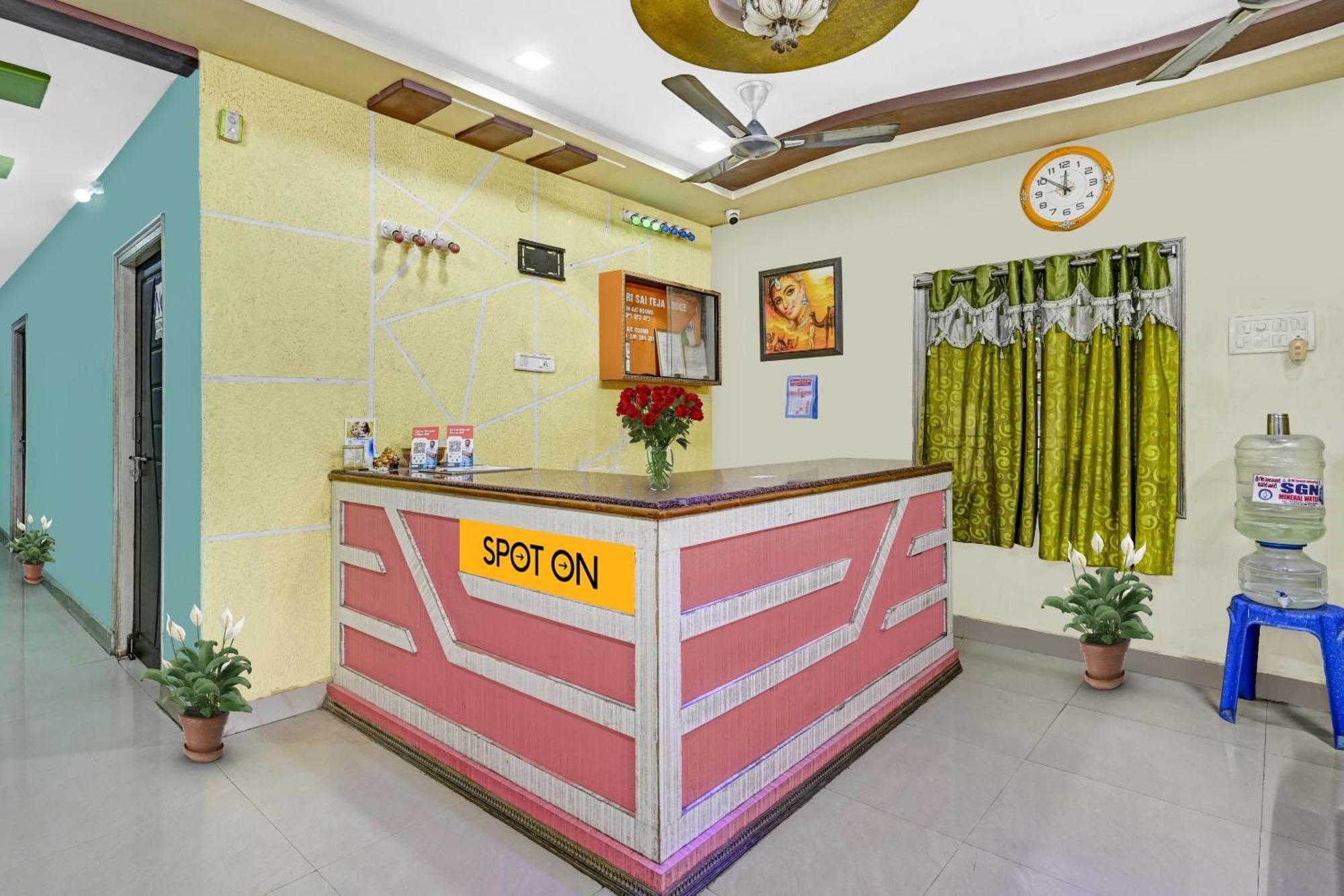 Spot On Sri Sai Teja Lodge Visakhapatnam Exterior foto
