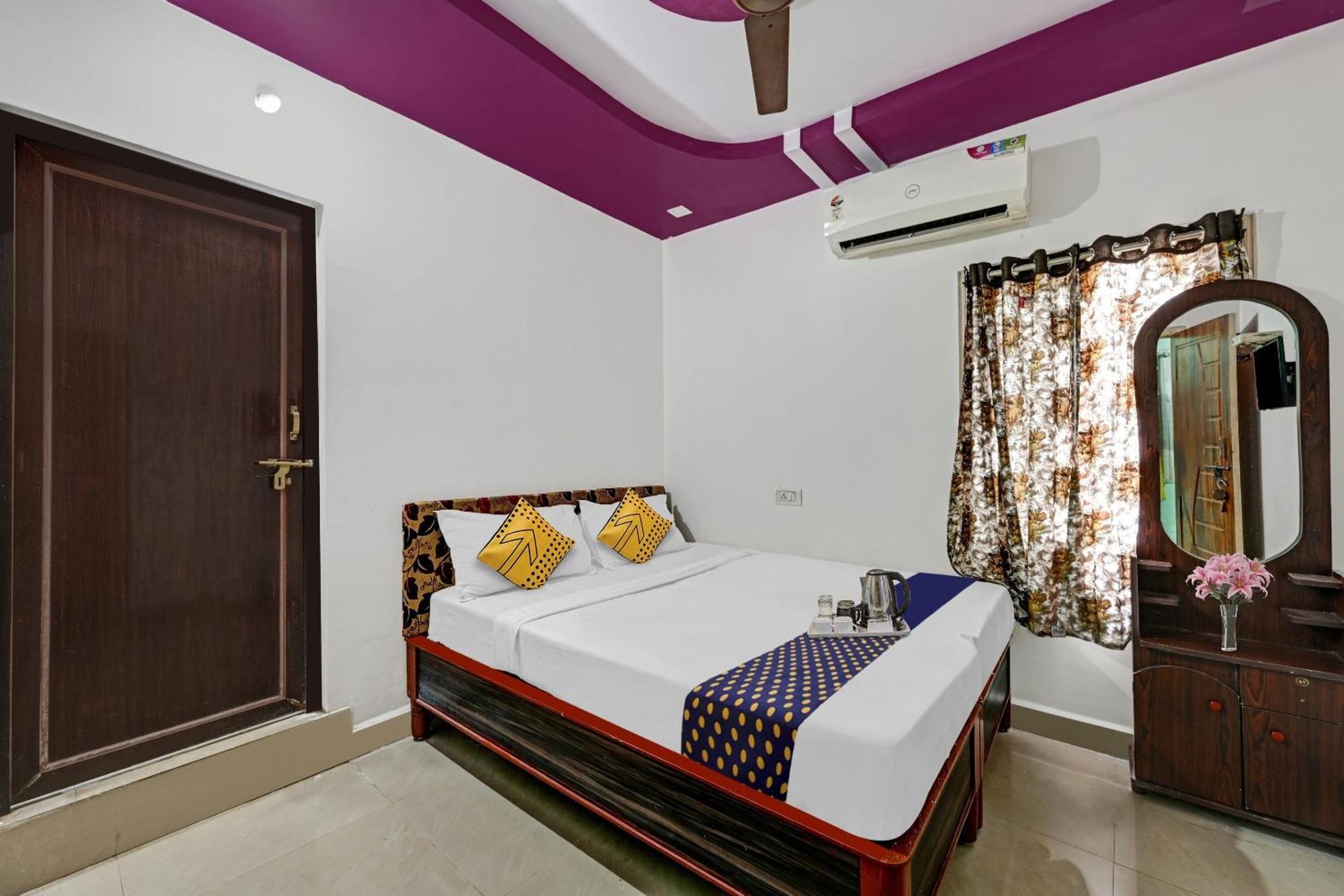 Spot On Sri Sai Teja Lodge Visakhapatnam Exterior foto